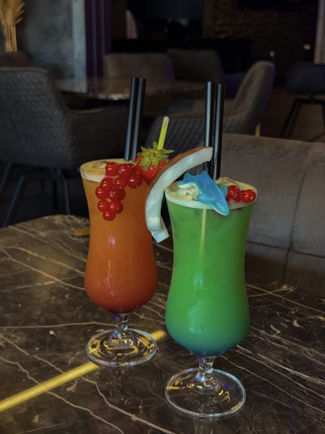 Zwei Cocktails in der Lions Lounge
