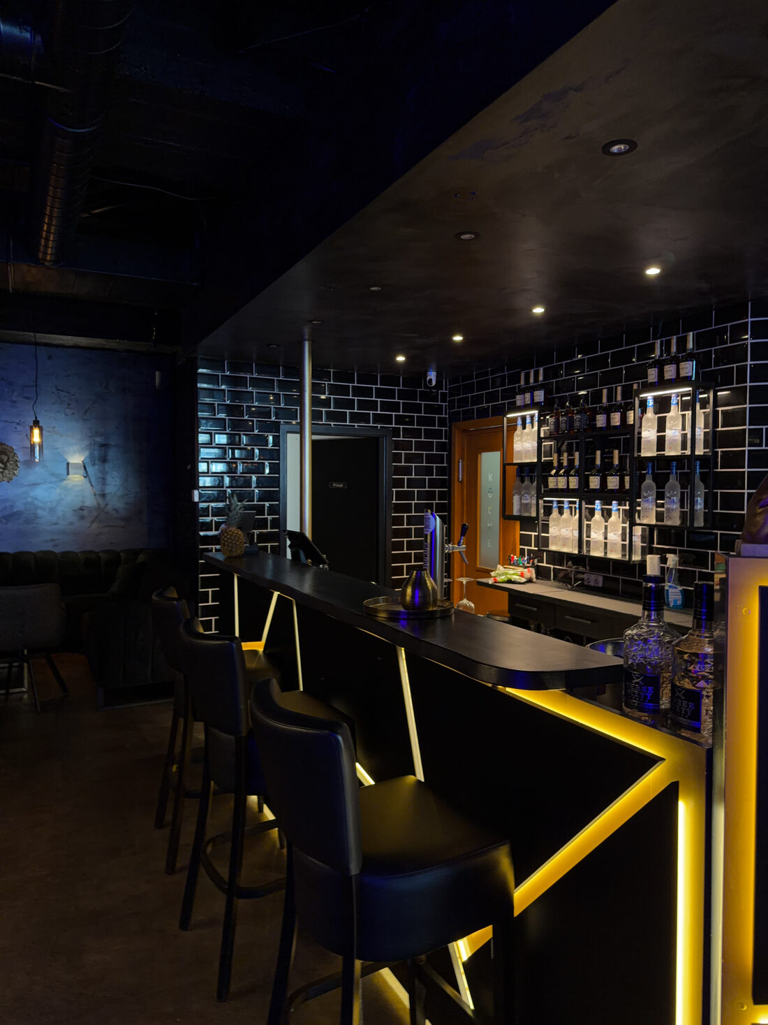 Bar mit Spirituosen in der Lions Lounge